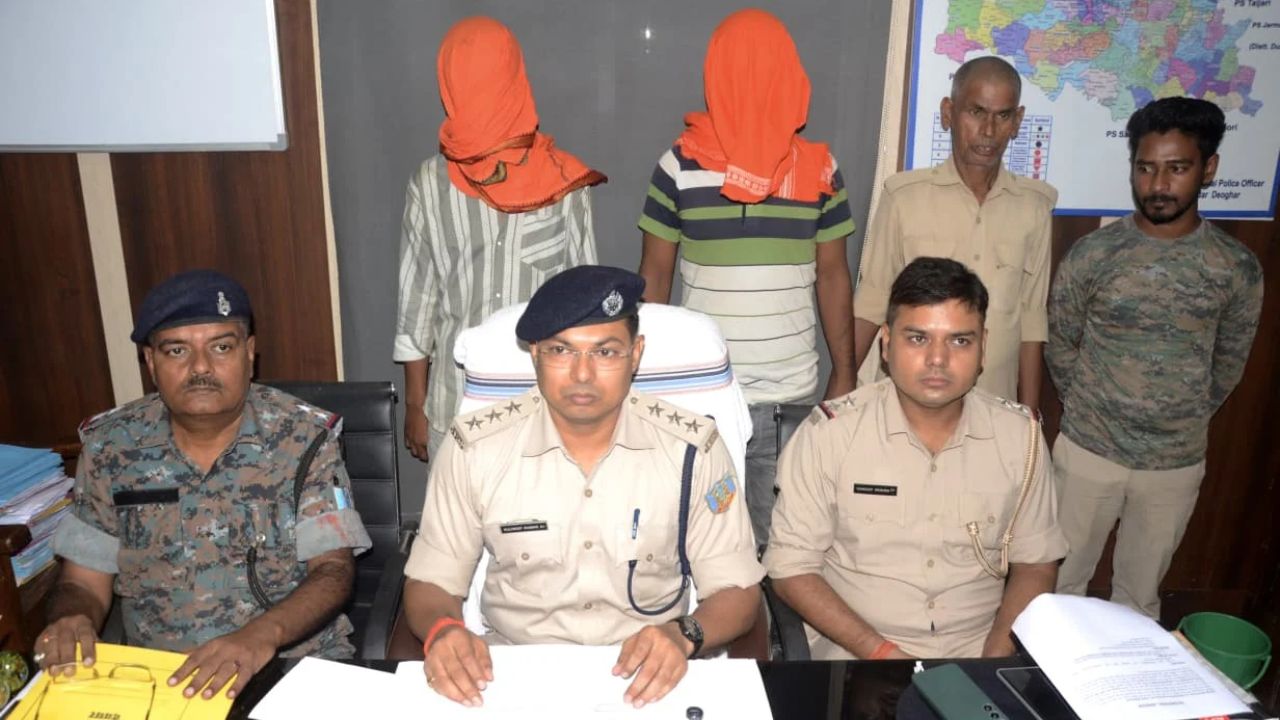 तीन महीने बाद हाथ लगी लूटी बाइक: मोहनपुर बाइक लूटकांड का खुलासा, TVS Rider के साथ दो आरोपी गिरफ्तार