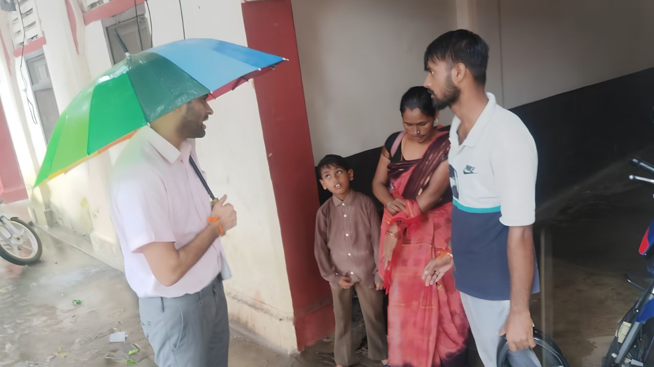 बारिश तेज थी, फिर भी नहीं रुके देवरिया डीएम; गाड़ी रुकवाई और खुद सुनीं लोगों की समस्याएं