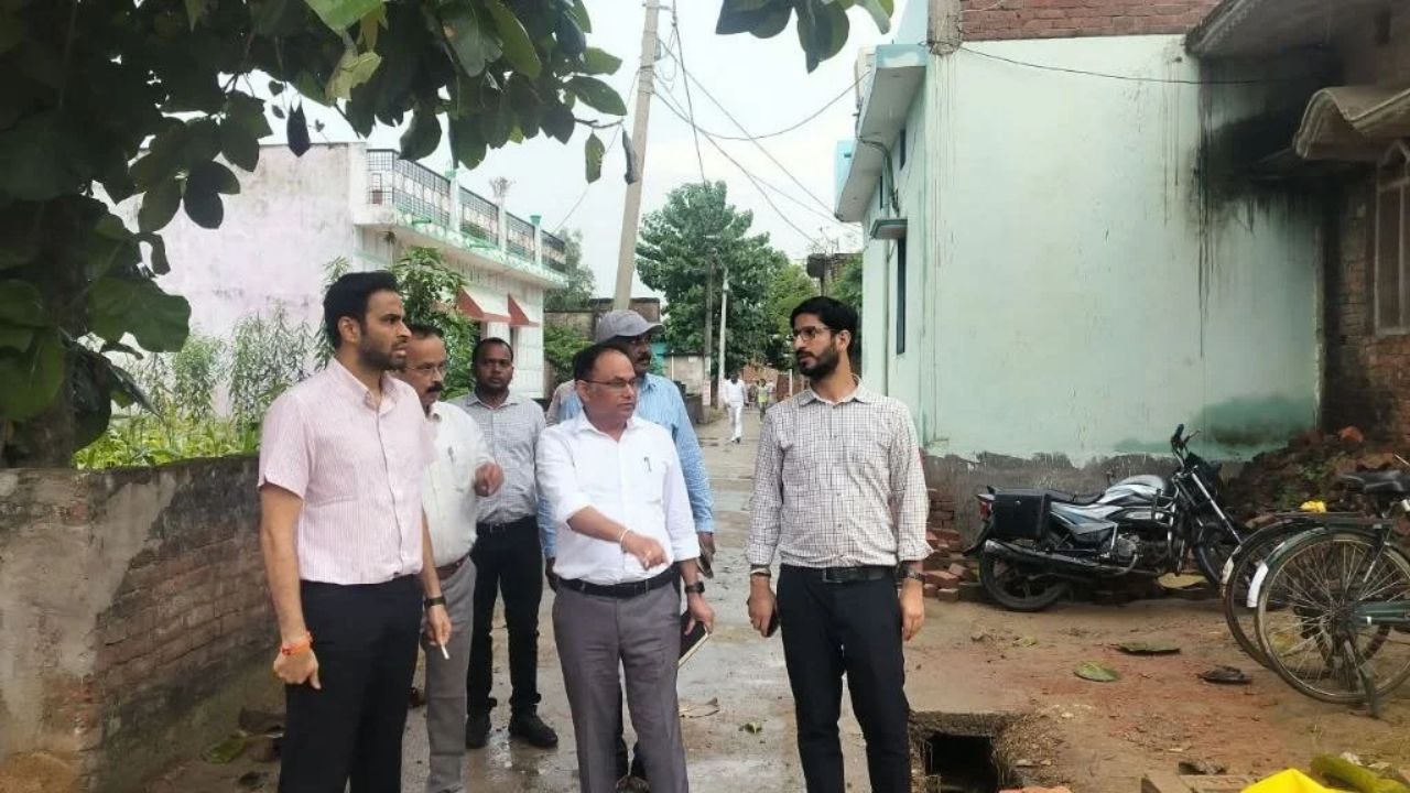 Deoria News: जनता की फरियाद पर खुद सड़कों पर उतरे डीएम, बरियारपुर में विवाद का अंत और विकास की नई शुरुआत