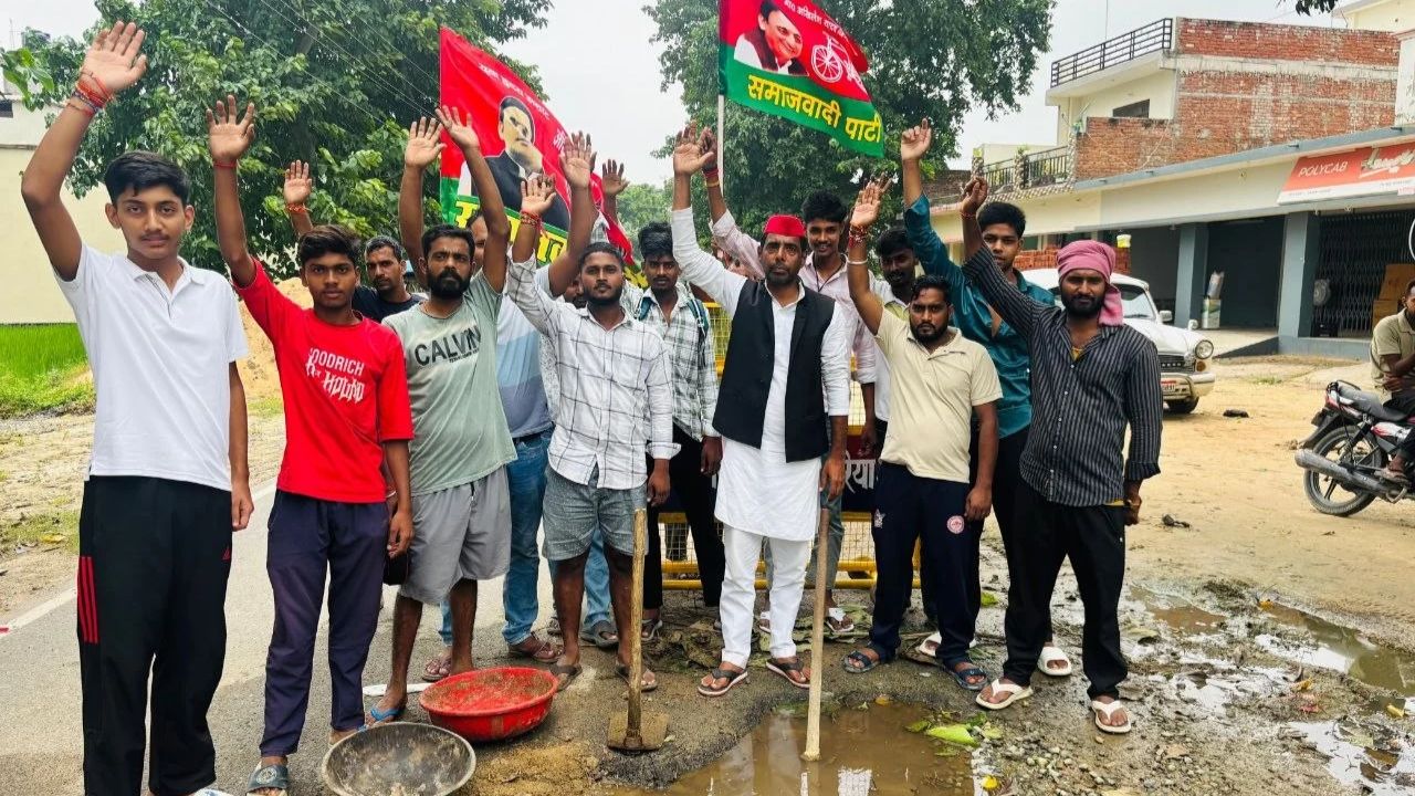 24 घंटे में गड्ढे नहीं भरे तो सड़क पर बैठेंगे: बेलडाण-कटनईया मार्ग पर सपा का प्रदर्शन, भ्रष्टाचार के आरोप से गरमाया मामला