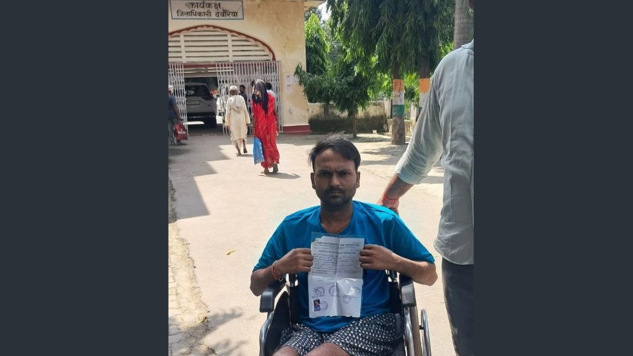 अगर ये बन गया तो बच जाएगी जान: देवरिया में अर्जी लिए DM दफ्तर पहुंचे बेबस कदम, क्या दिव्यांग युवक की उम्मीद पूरी करेगा प्रशासन