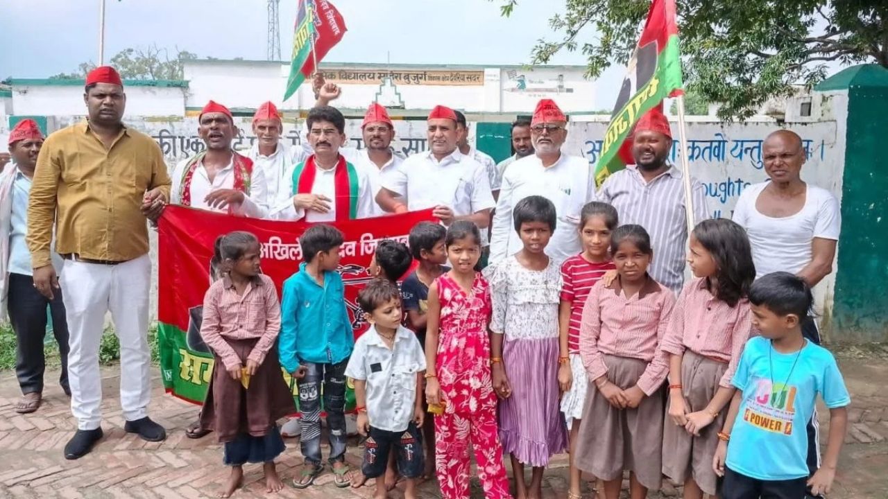 स्कूल बंद हैं तो शिक्षक दिवस पर सपा ने उठाया सवाल, देवरिया में सड़क पर उतरे नेता-कार्यकर्ता