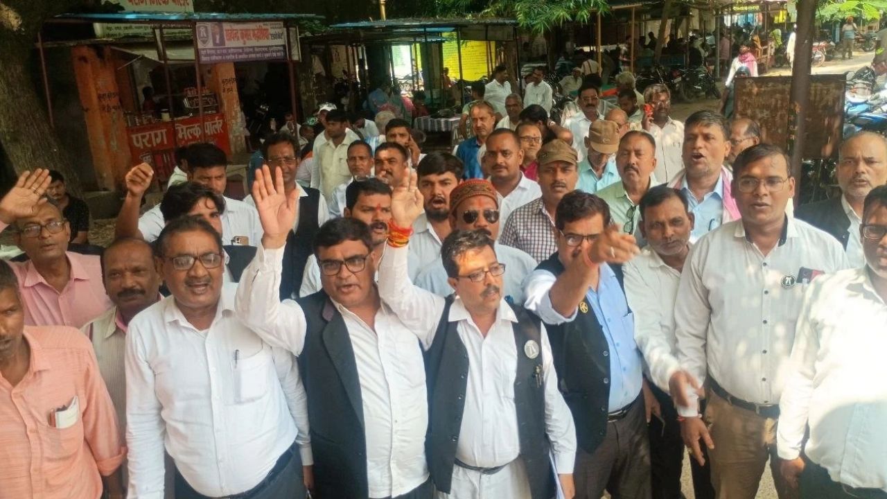 देवरिया तहसील में भ्रष्टाचार के आरोपों पर बवाल, अधिवक्ताओं ने किया प्रदर्शन