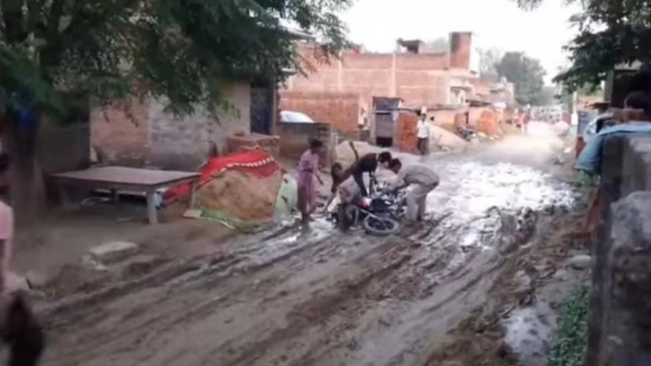 देवरिया में ठीक बताई गई सड़क, लेकिन गड्ढों ने खोल दी पोल; अंबेडकरनगर में बाइक सवार छात्रा गिरी