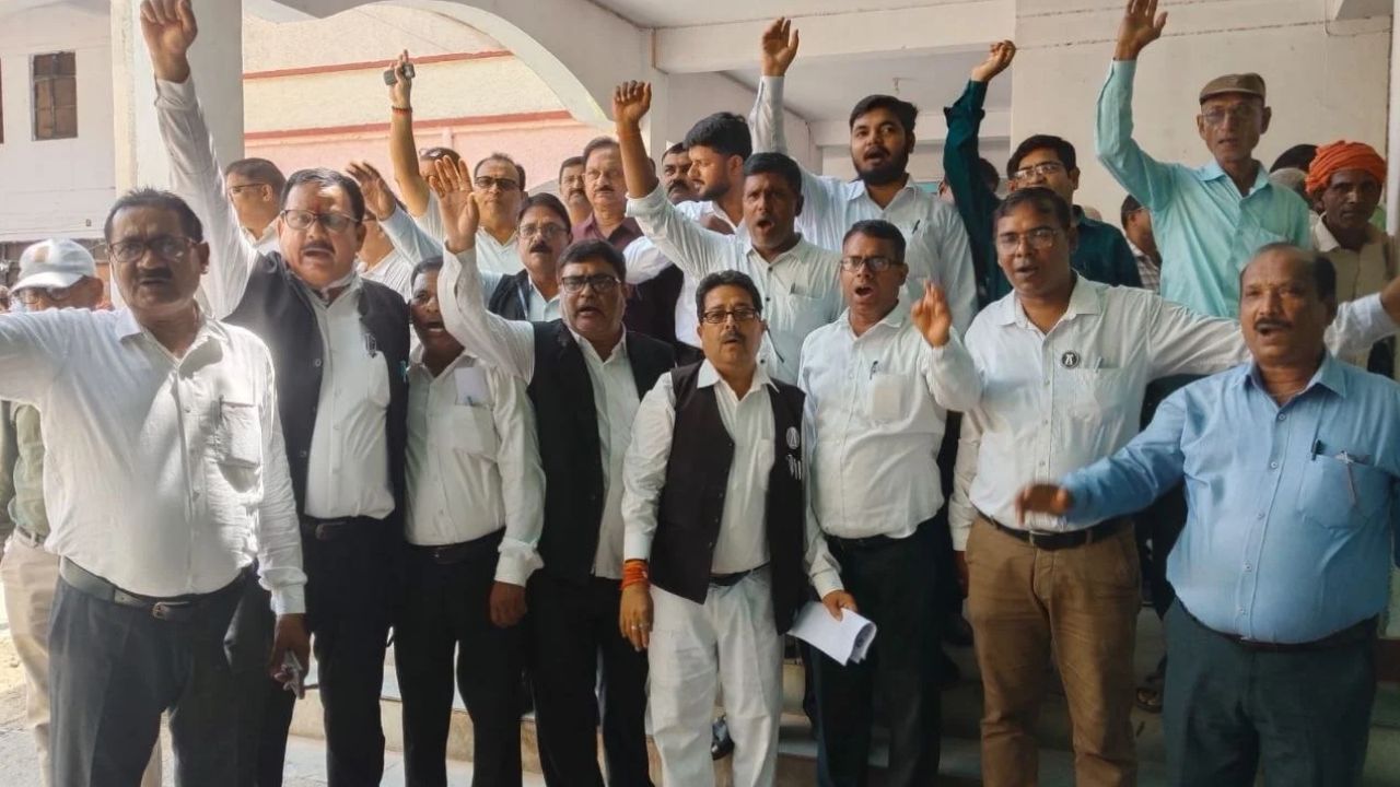 “बिना सहमति फैसले मंजूर नहीं…” बार काउंसिल अध्यक्ष के खिलाफ देवरिया में अधिवक्ताओं का प्रदर्शन