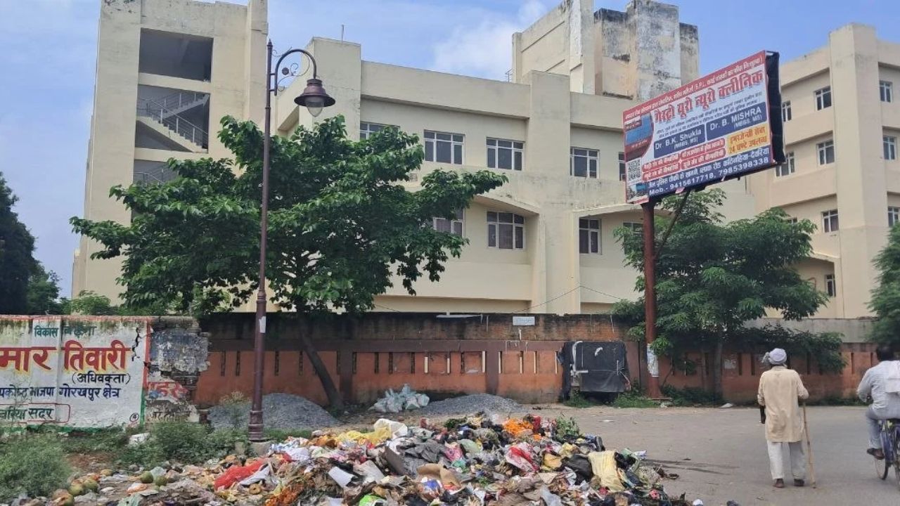 Deoria News: मेडिकल कॉलेज के पास मुख्य मार्ग पर लगा कूड़े का ढेर, नगर पालिका की कार्यप्रणाली पर उठे सवाल