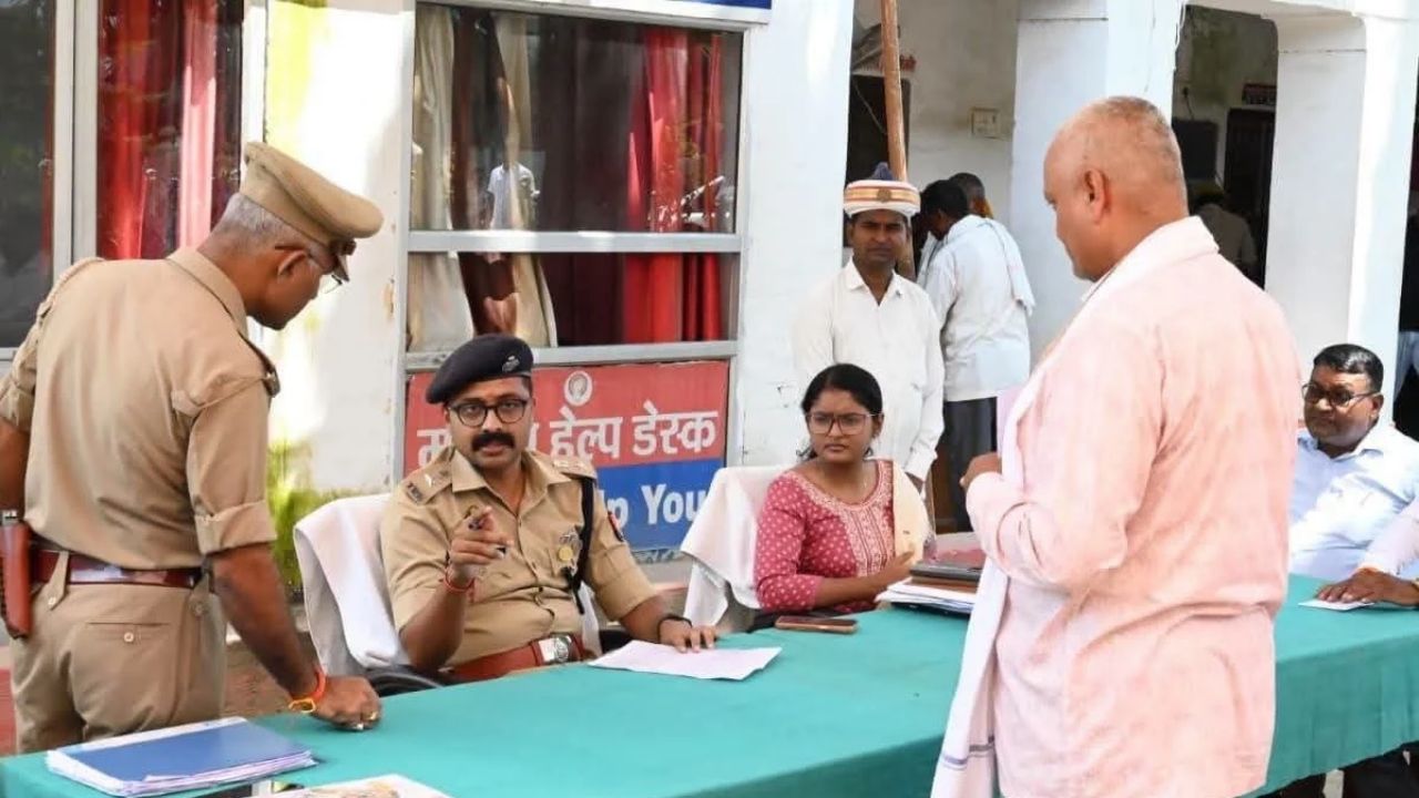 Deoria News: देवरिया के थानों में सजा समाधान दिवस, 134 शिकायतों में से मौके पर ही इन मामलों का निपटारा