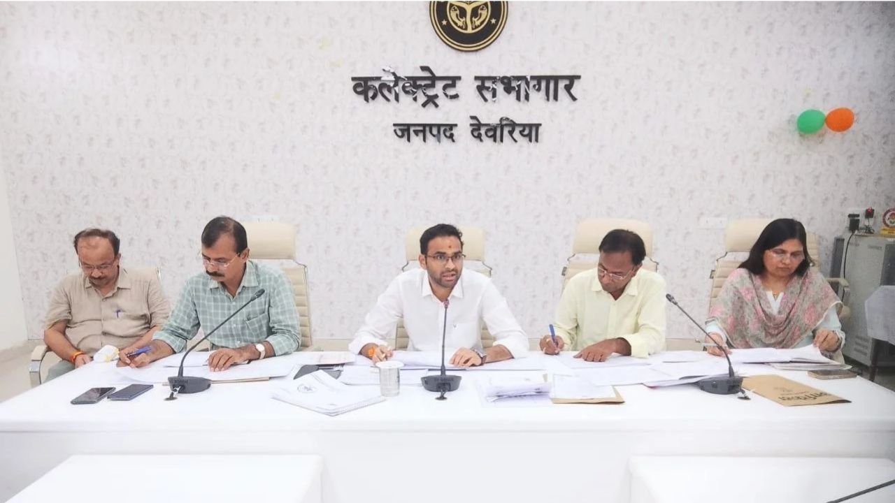 Deoria: स्वास्थ्य सेवाओं में लापरवाही पर डीएम सख्त, तीन MOIC का वेतन रोकने के निर्देश