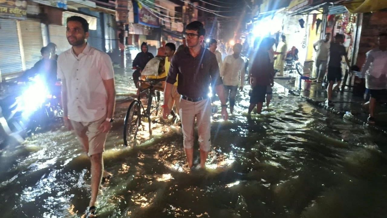 Deoria: बारिश के बीच देर रात तक सड़कों पर उतरे डीएम, जलभराव वाले इलाकों का लिया जायजा