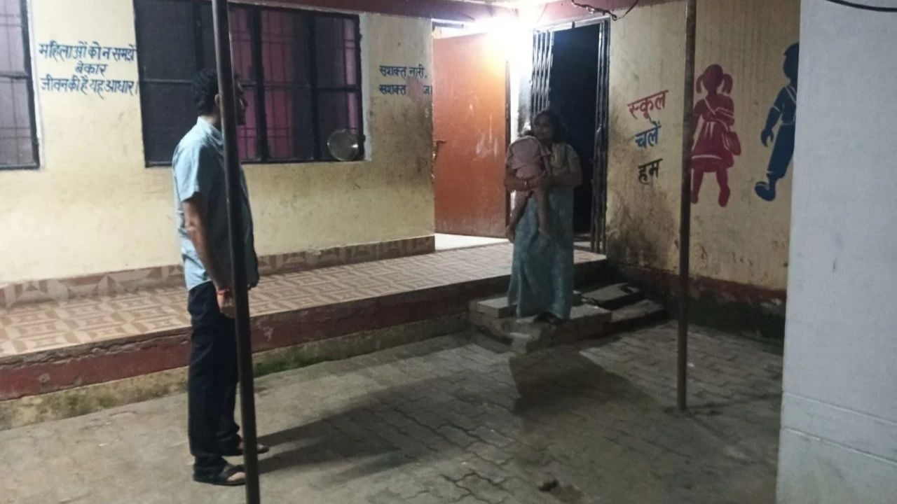 देवरिया में डीएम का सरप्राइज विजिट, छात्राओं की सुविधाओं से लेकर थाने तक परखी व्यवस्था
