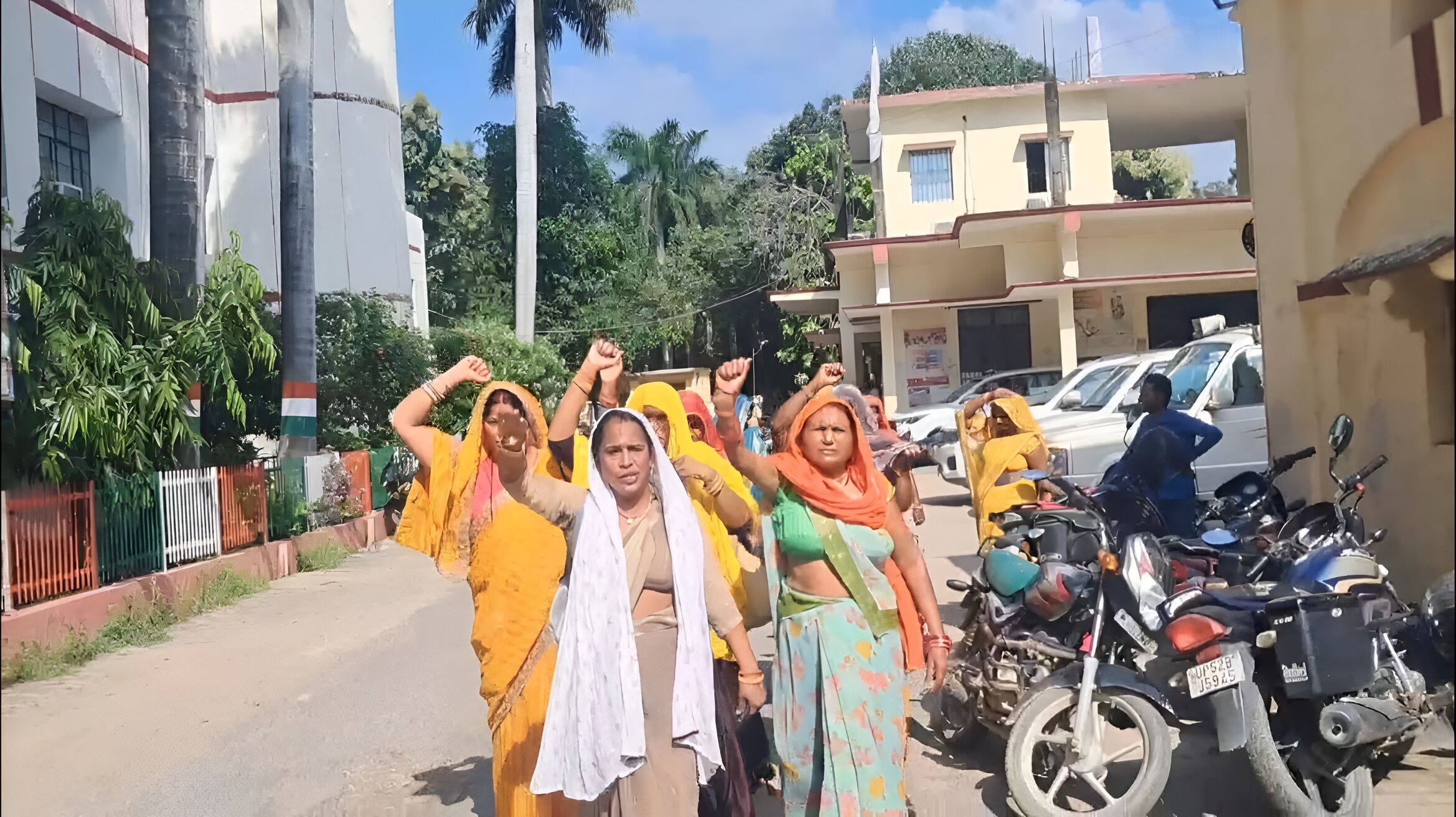 देवरिया में स्वयं सहायता समूह की महिलाओं का प्रदर्शन, खाते से लाखों की निकासी का लगाया आरोप, CDO को सौंपा शिकायती पत्र