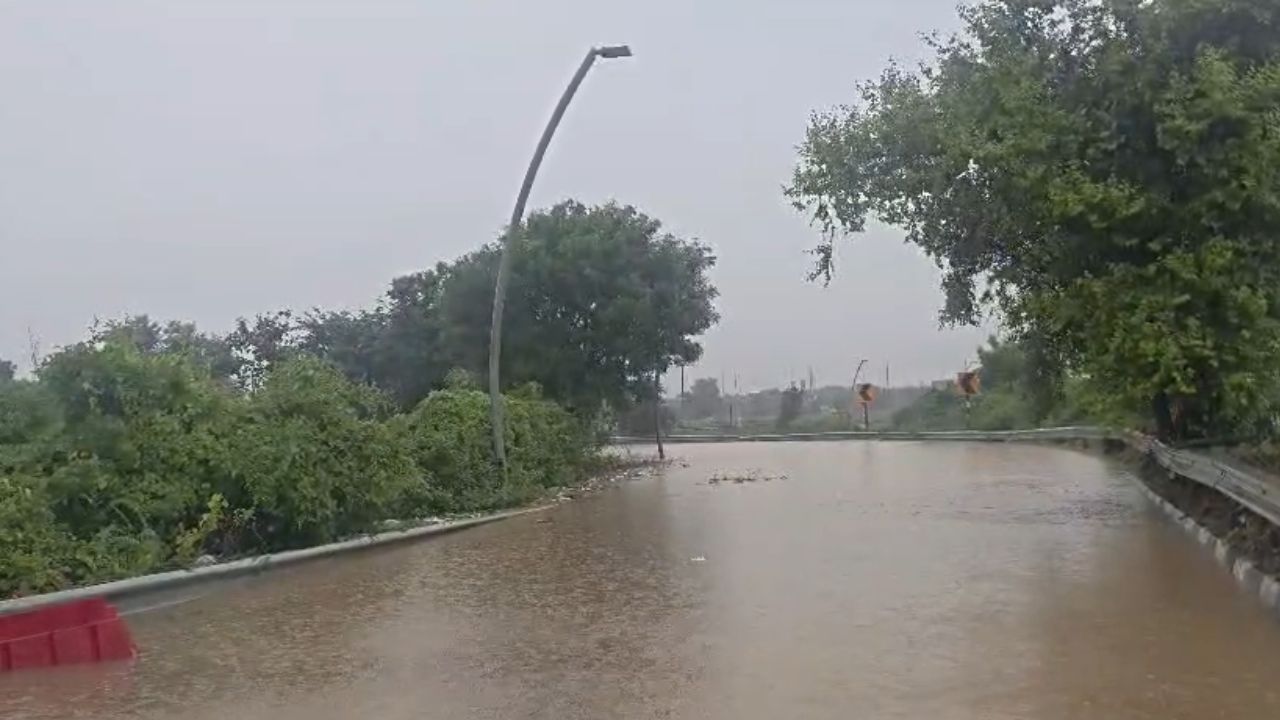 आगरा-लखनऊ एक्सप्रेसवे पर कई फीट पानी, कन्नौज में आफत बनी बारिश