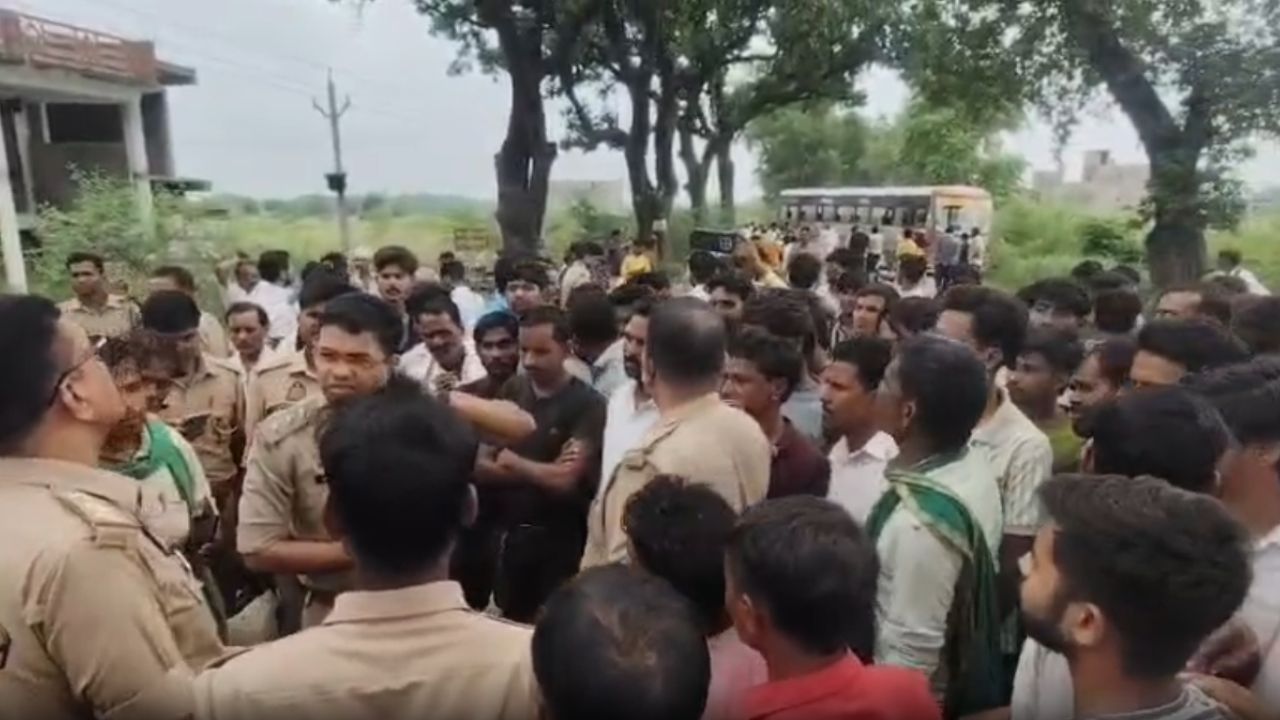 “सामान लेने निकला था किशोर, रास्ते में बस ने छीन ली जिंदगी”, फतेहपुर में दर्दनाक हादसे के बाद सड़क पर हंगामा