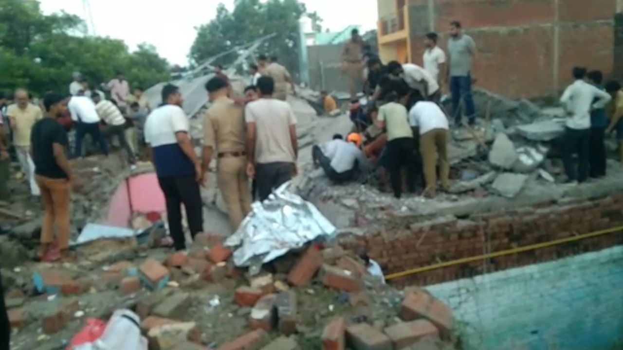 फतेहपुर में बड़ा हादसा, सिलेंडर ब्लास्ट से दो मंजिला मकान जमींदोज, कई लोग दबे, रेस्क्यू ऑपरेशन जारी