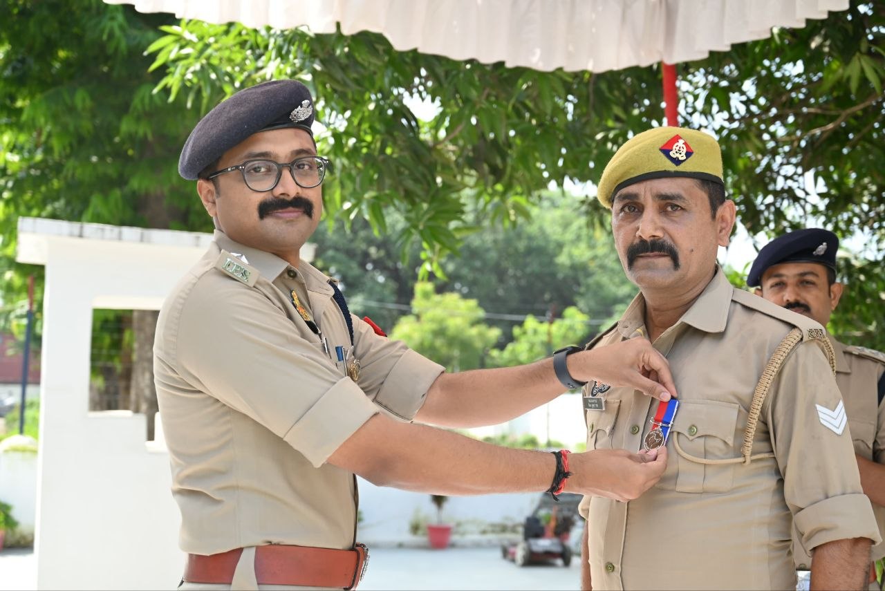 देवरिया के 13 पुलिसकर्मियों को गृह मंत्रालय के उत्कृष्ट व अति उत्कृष्ट सेवा पदक से किया गया सम्मानित