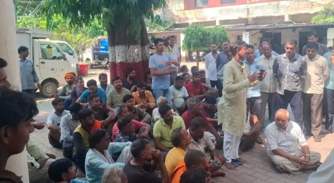 एलन क्लब सब्जी मंडी में ठेकेदार ने डाला ताला तो दुकानदारों ने घेरा नगर निगम, बोले- 160 की जगह 250 रुपये मांग रहा