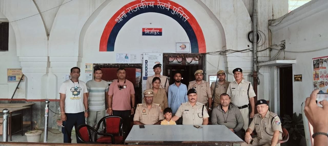 Mirzapur News: ट्रेन में 6 साल के बच्चे के साथ पकड़ा गया युवक, GRP की तत्परता से टला बड़ा हादसा