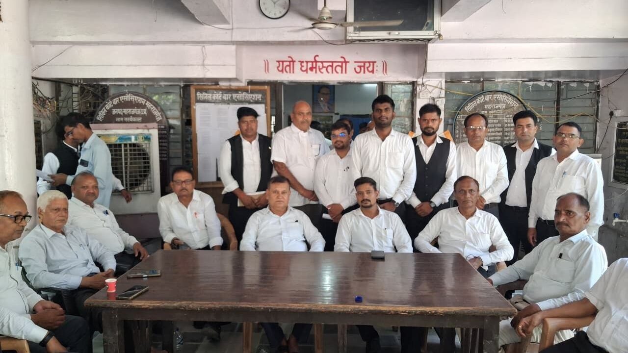 महराजगंज में अधिवक्ताओं की हुंकार! चार सूत्रीय मांगों पर एकजुट बार, जिला जज को सौंपा मांगपत्र