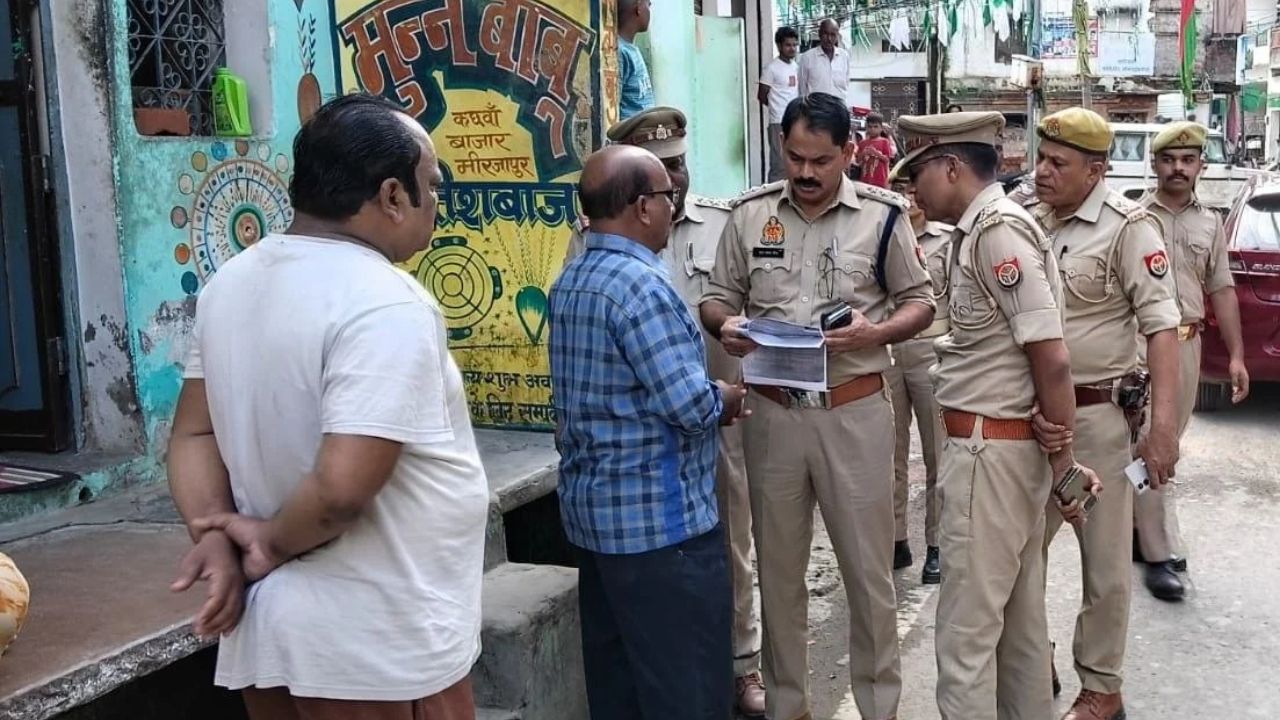 Kaushambi Blast के बाद हरकत में पुलिस, मिर्जापुर की पटाखा दुकानों में छापेमारी से मची हड़कंप