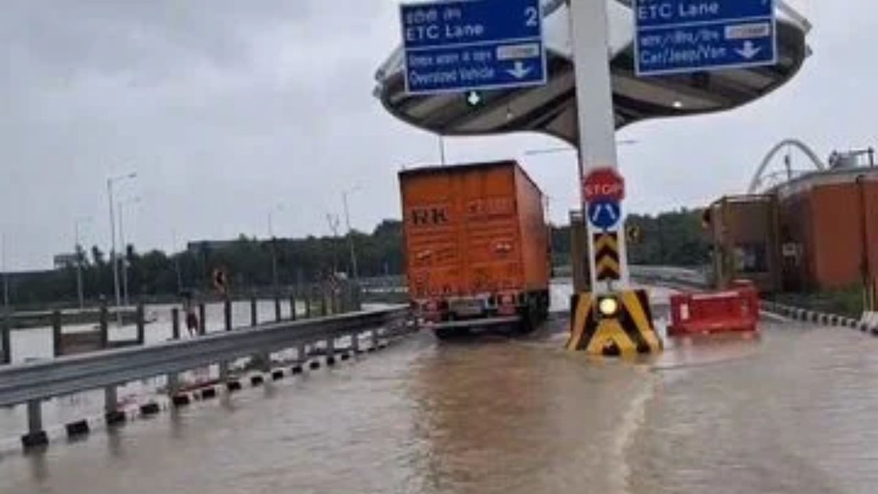 Expressway बना ‘वॉटरवे’: तीन फीट पानी में डूबा Ganga Expressway, अखिलेश यादव के तंज के बाद मचा हड़कंप