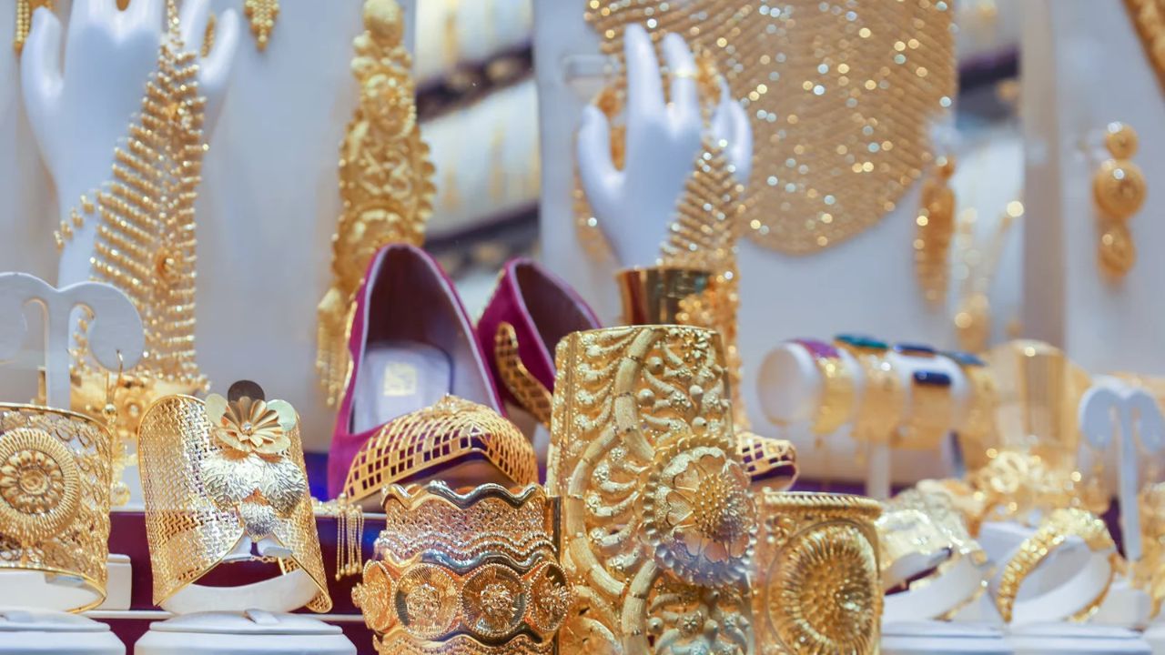Gold Price Today: लखनऊ में 1,52,160 रुपये पहुंचा 24 कैरेट सोना, लगातार छठे दिन गिरावट के बाद जानें ताजा भाव