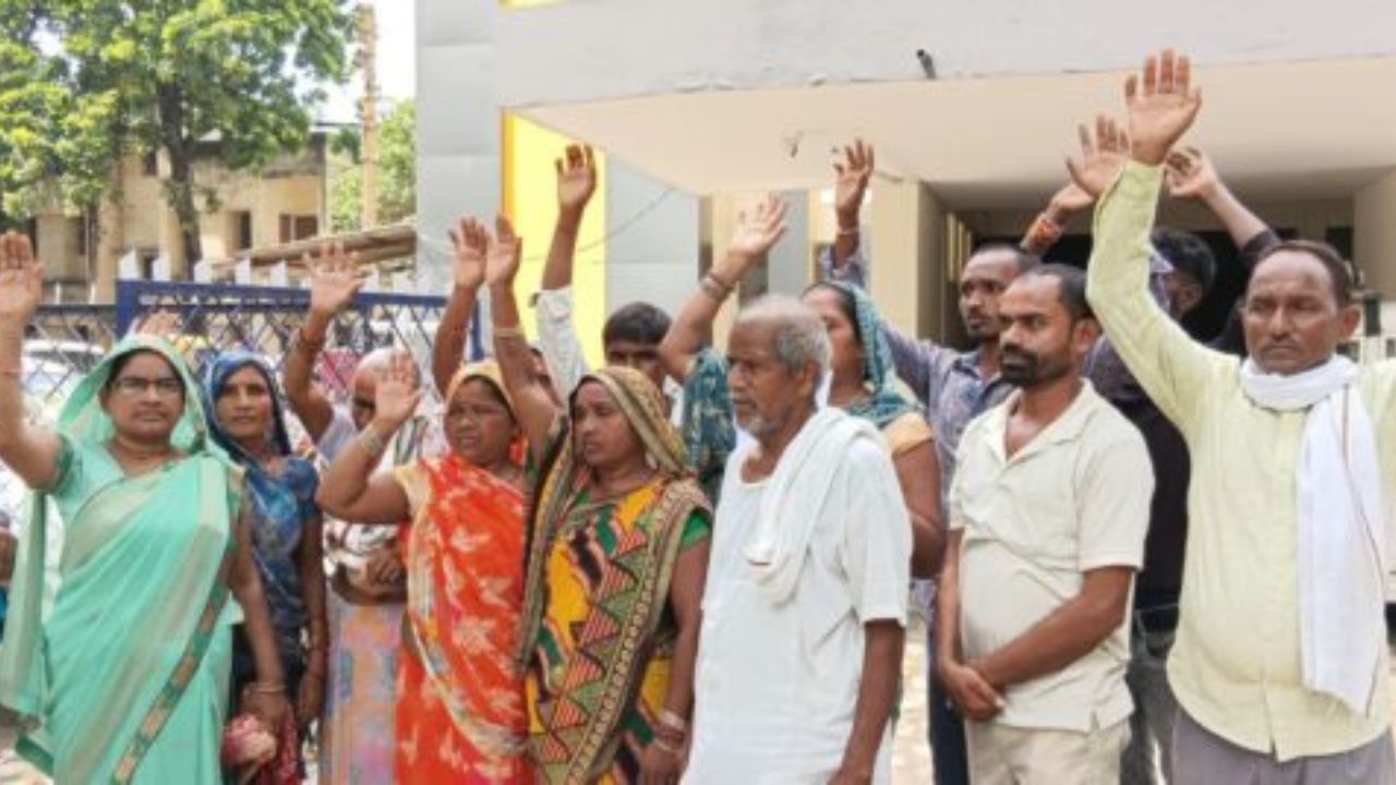 Gorakhpur News: मकानों के ऊपर लटकती मौत! हाईटेंशन तार हटाने की मांग को लेकर सहजनवा तहसील पहुंचे ग्रामीण