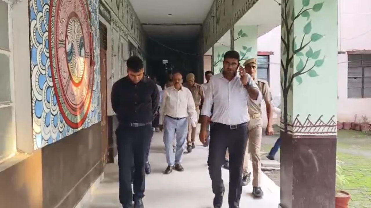 डीएम अचानक तहसील पहुंचे तो मच गई अफरा-तफरी, फाइलों से लेकर लेखपालों के काम तक की खुल गई पोल!