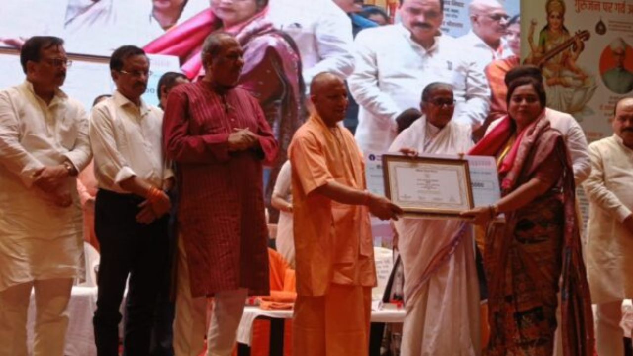 “शिक्षक सिर्फ पढ़ाते नहीं, भविष्य भी गढ़ते हैं”, गोरखपुर में 81 शिक्षकों को सीएम योगी ने किया सम्मानित