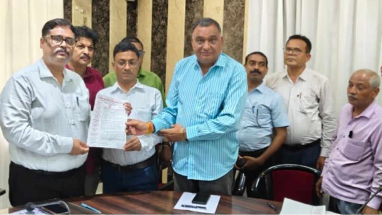 दो दिन में कार्रवाई नहीं हुई तो आंदोलन! राजस्व लिपिक से मारपीट पर भड़का कर्मचारी संघ, अधिवक्ता पर कार्रवाई की मांग