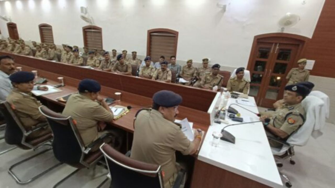 देर रात तक सड़कों पर दिखेगी पुलिस की नजर! डीआईजी ने दिए गांव से शहर तक गश्त बढ़ाने के निर्देश