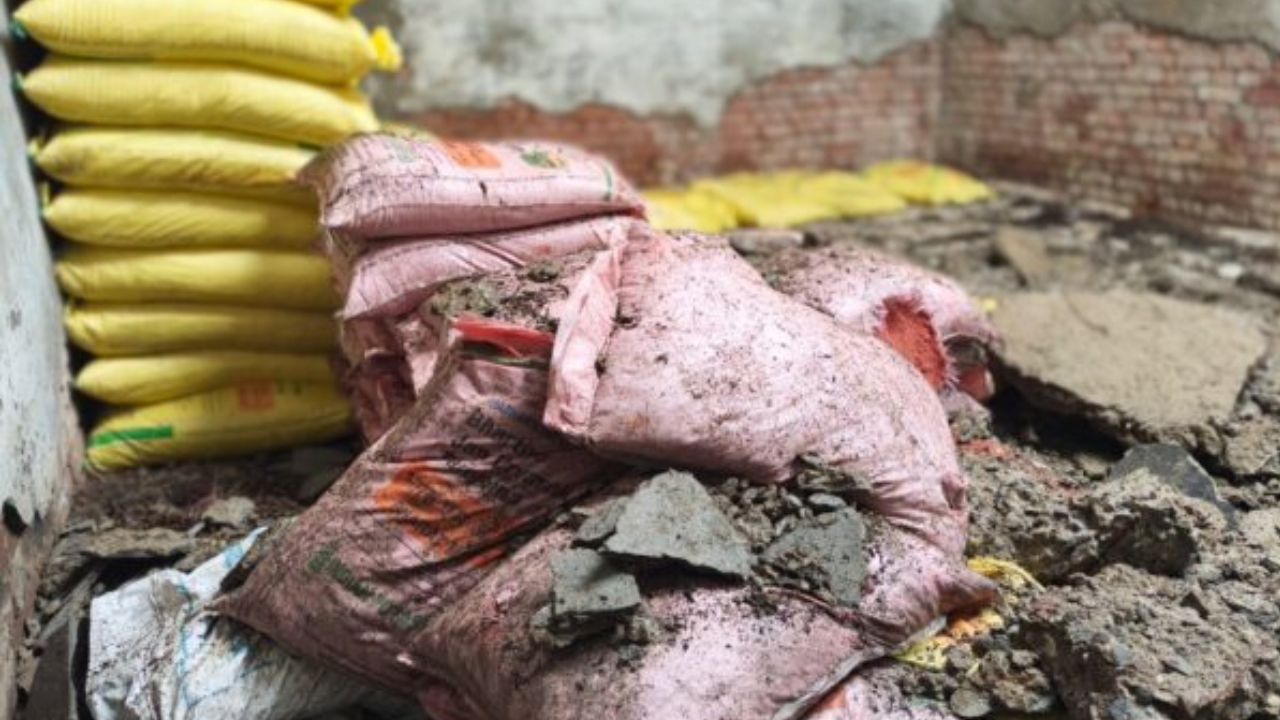 “अगर उस वक्त किसान मौजूद होते तो…”, गोरखपुर में भरभराकर गिरी जर्जर छत; 271 बोरी खाद मलबे में दबी