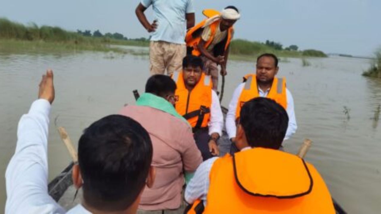 Gorakhpur: पानी-पानी हुए गांवों का हाल जानने निकले एडीएम, राहत इंतजामों की हुई पड़ताल