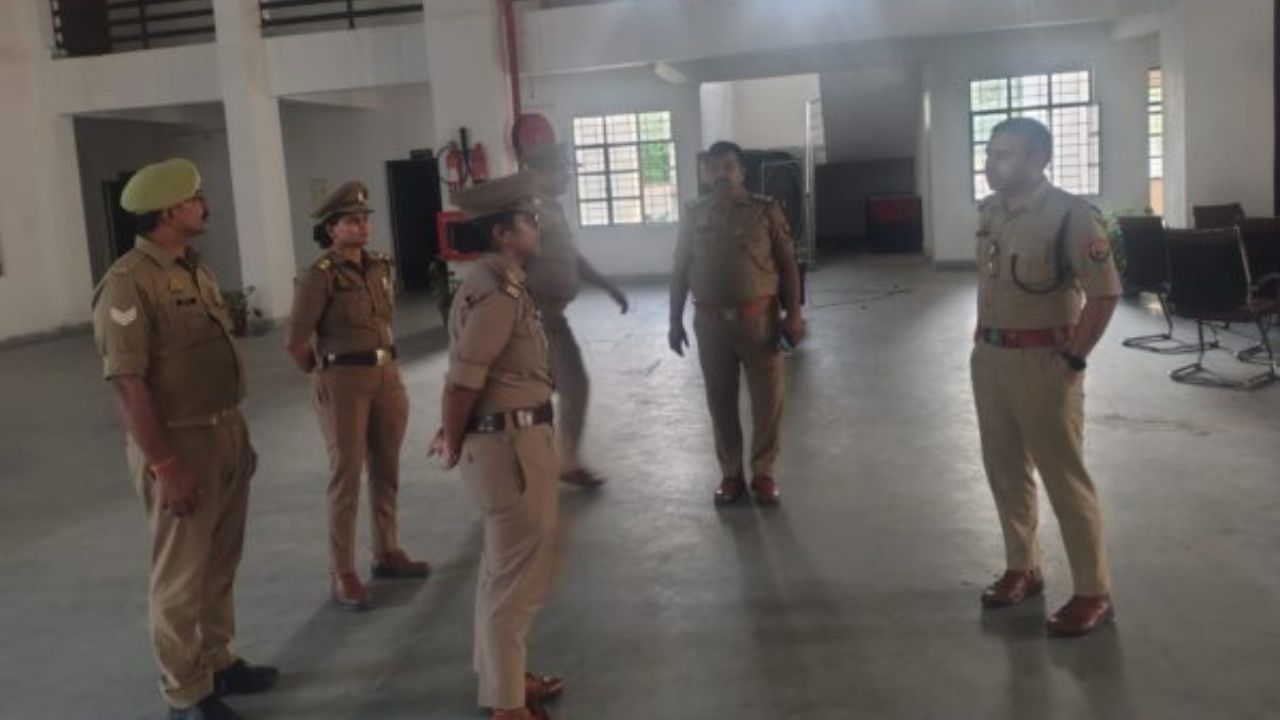 Gorakhpur: गीडा थाने में अचानक पहुंचे एसपी नॉर्थ, व्यवस्थाओं की परखी हकीकत