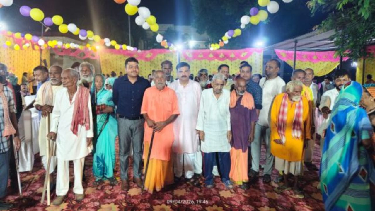 Gorakhpur: भक्ति के साथ मानवता का संदेश, निराश्रित बुजुर्गों को भोजन कराकर खजनी थाने में शुरू हुआ उत्सव