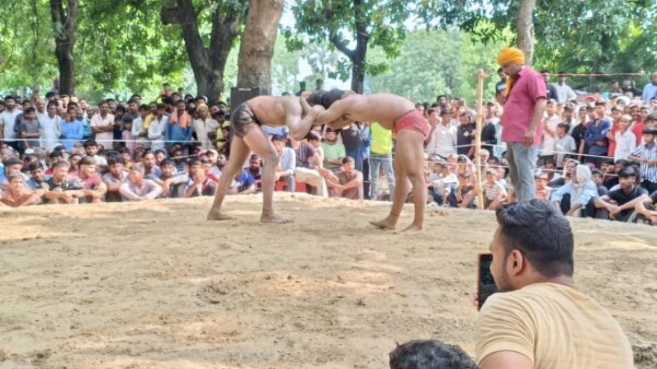 गोरखपुर में हुआ शानदार दंगल, पहलवानों के दांव-पेंच ने जीता लोगों का दिल