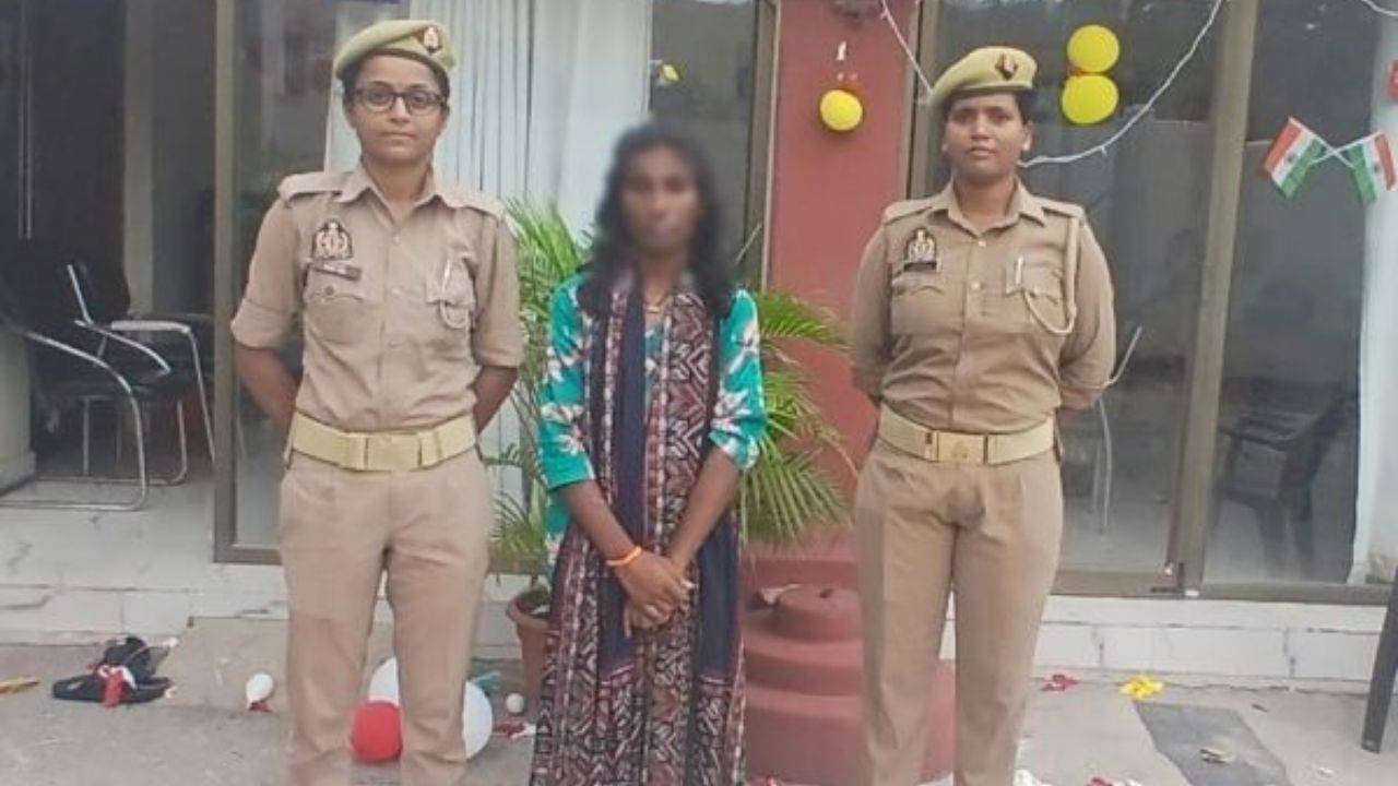 Gorakhpur: रात में दुकान के बाहर कर रही थी ये काम, नजर पड़ते ही खुल गई पूरी कहानी