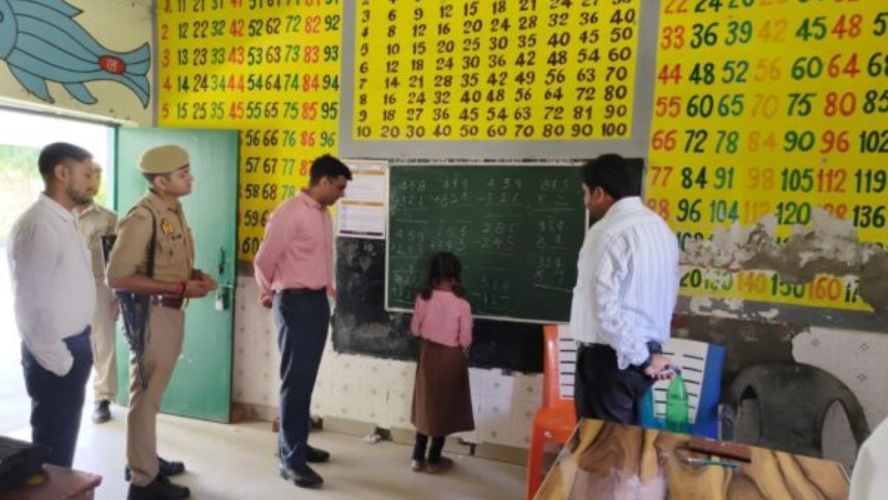 खजनी में बाढ़ राहत का रियलिटी चेक, एसडीएम ने मौके पर पहुंचकर जांची राशन किट की स्थिति