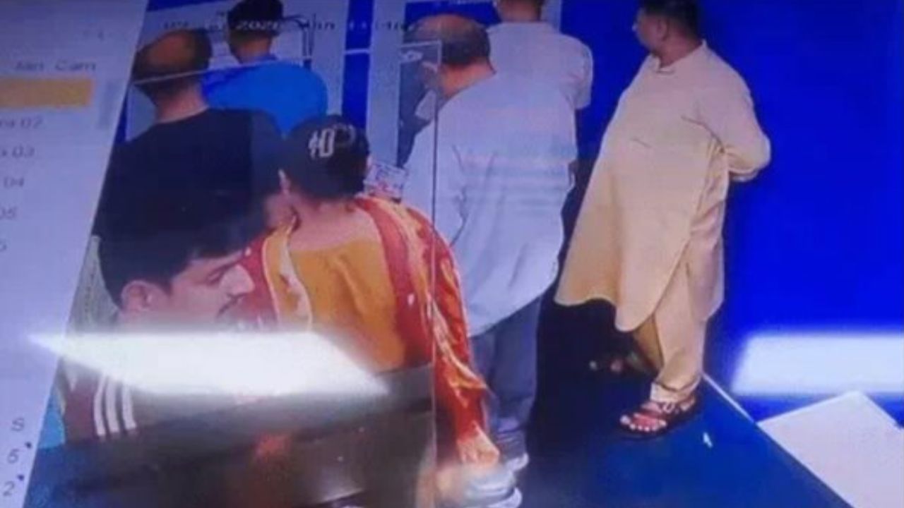 पासबुक अपडेट कराते ही थैला कटा मिला… बैंक के अंदर पूर्व सैनिक के 50 हजार रुपये गायब, CCTV में दो महिलाएं दिखीं
