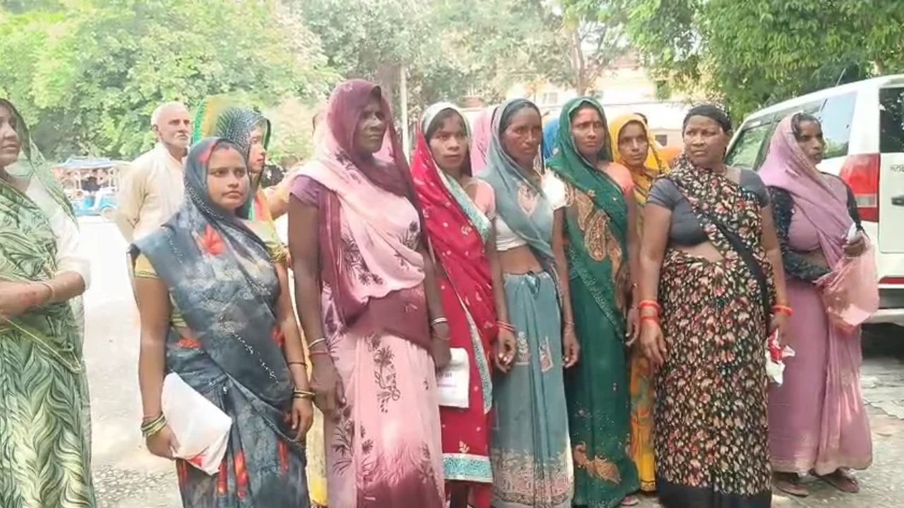 दो दिन की बारिश ने उजाड़े कई आशियाने! हमीरपुर में बेघर परिवारों का दर्द पहुंचा DM के दरबार