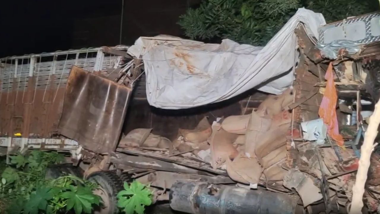 Hathras Road Accident: सिकंदराराऊ में बस-ट्रक की आमने-सामने भीषण भिड़ंत, मची चीख-पुकार; दो चालक गंभीर