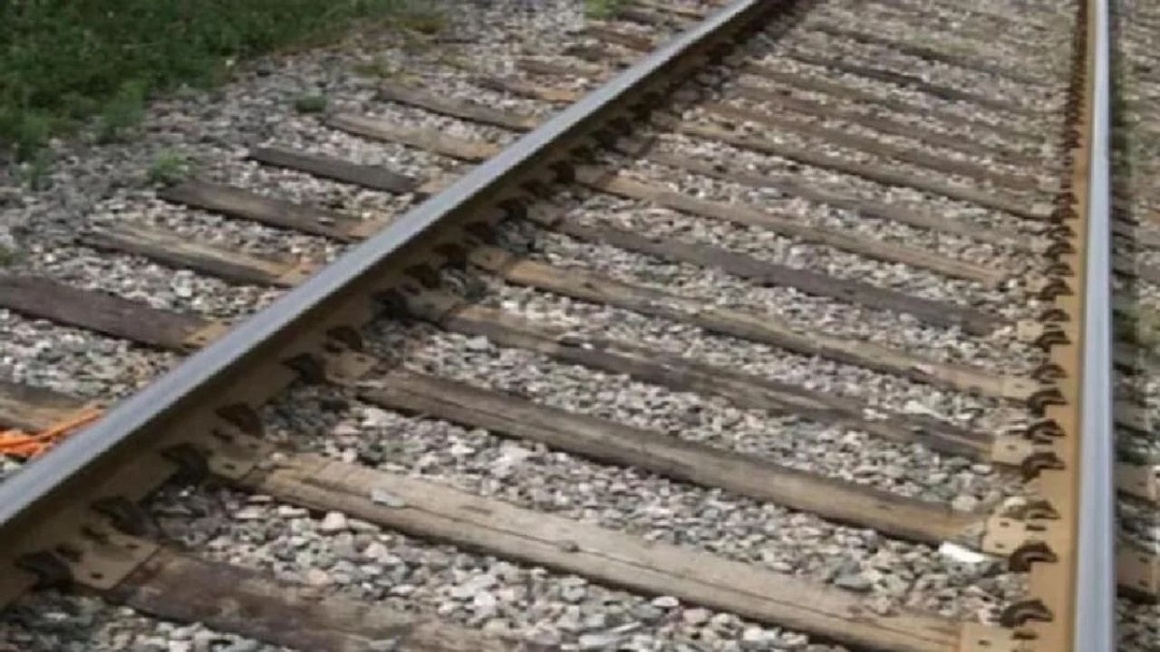 Hathras: ट्रेन की चपेट में आने से युवक की मौत, इलाके में हड़कंप