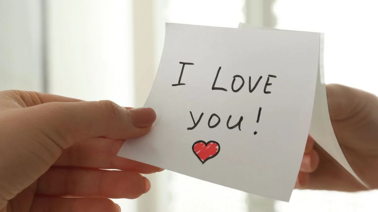 क्लासमेट को दिया ‘I Love You’ नोट, फिर स्कूल के गलियारों में मचा हाई-वोल्टेज ड्रामा और टीचर सस्पेंड