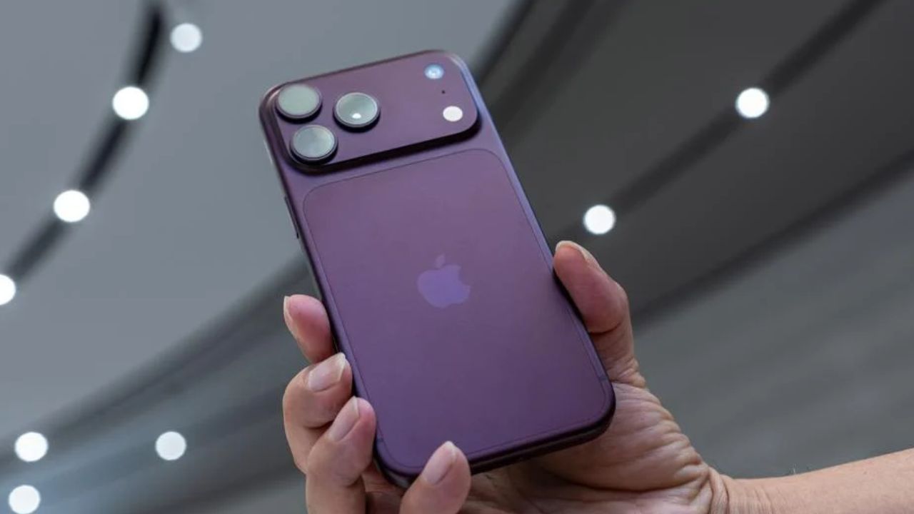iPhone 18 Pro के लिए जुनून या दीवानगी? नोएडा Apple Store के बाहर लगी लंबी कतार, सोना बेचकर पत्नी के लिए खरीदा फोन