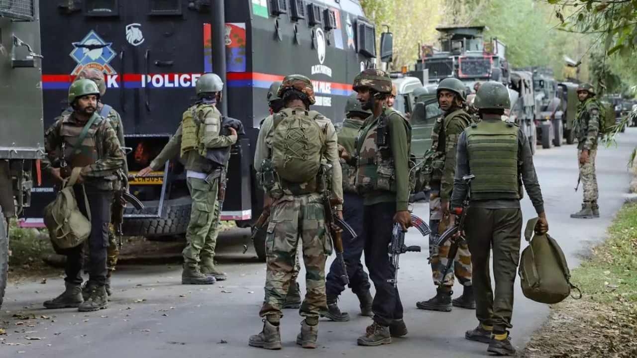 Jammu-Kashmir: बडगाम मुठभेड़ में लश्कर का कमांडर ढेर, ऑपरेशन जारी