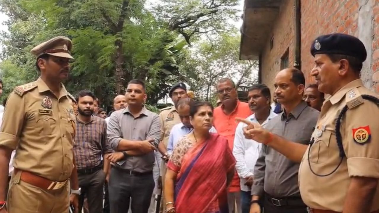 Kannauj Blast मामले में बड़ा एक्शन, चौकी प्रभारी समेत 4 पुलिसकर्मी सस्पेंड, अवैध पटाखा निर्माण के दौरान हुई थी बुजुर्ग की मौत