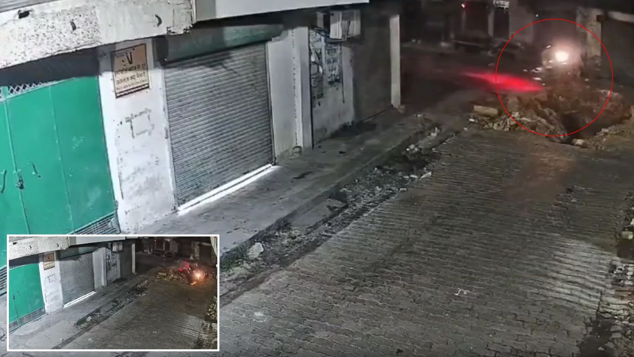 अंधेरे में नहीं दिखा मौत का गड्ढा, बाइक समेत धड़ाम से गिरा डिलीवरी बॉय; CCTV में कैद हुआ हादसा