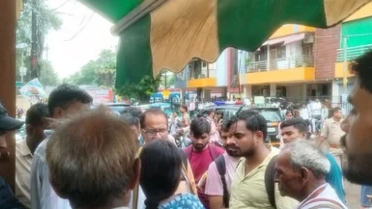 सवाल हल करने बैठे थे छात्र, अचानक ठप हो गया सिस्टम! कानपुर में BSF परीक्षा पर उठे सवाल