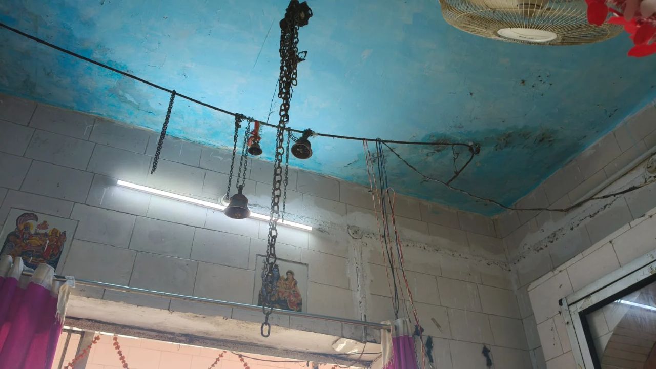 भगवान के मंदिर को भी नहीं छोड़ा! कानपुर देहात में चोरों ने तोड़ा ताला, मंदिर पहुंची पुजारिन तो रह गई दंग