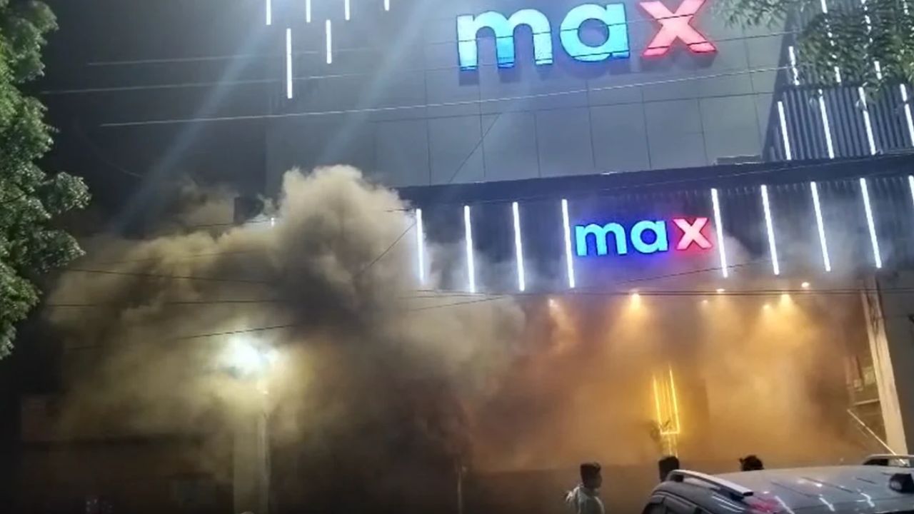 kanpur: मैक्स मॉल में आग लगने से मचा हड़कंप, धुएं का गुबार देख सहमे लोग