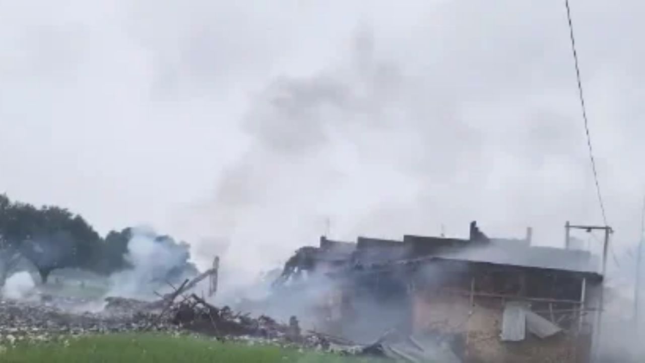 Kaushambi Blast: धमाके ने उजाड़ दिए घर, बुझ गए 11 चिराग अब लापरवाहों पर चला प्रशासन का चाबुक